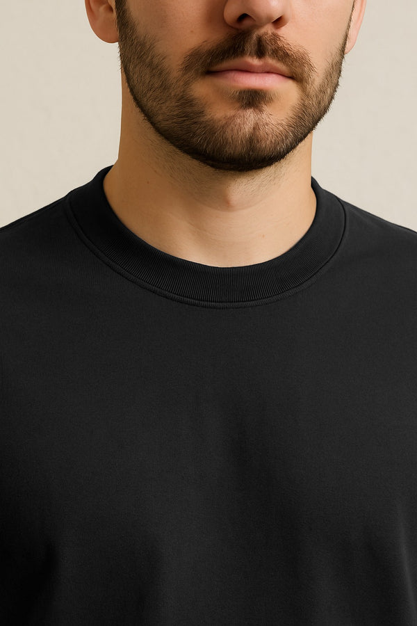PLAYERA NEGRA REGULAR FIT 200 GSM